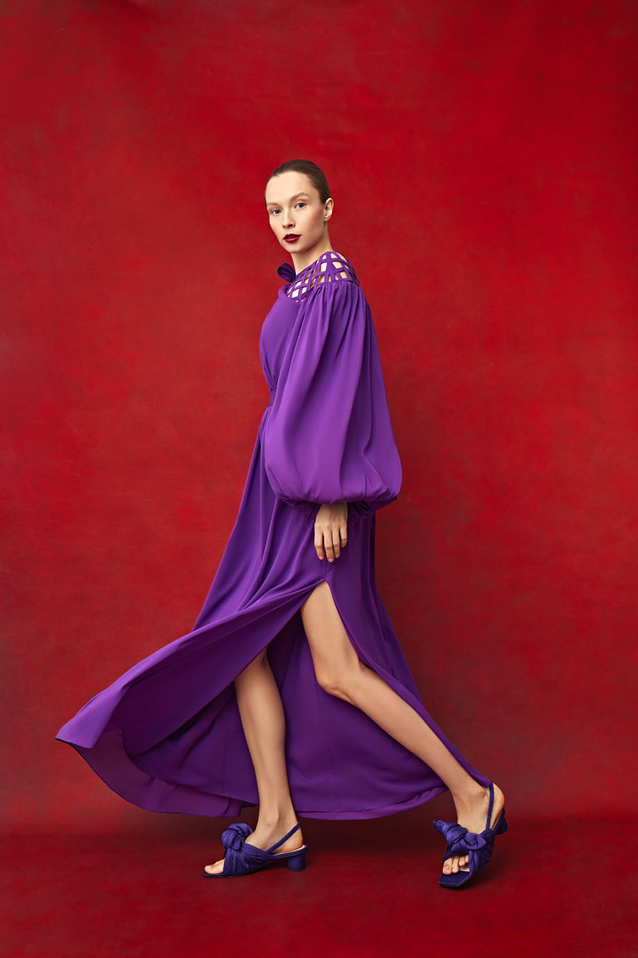 Платье фиолетовое с объемными рукавами и плетёной кокеткой AKHMADULLINA