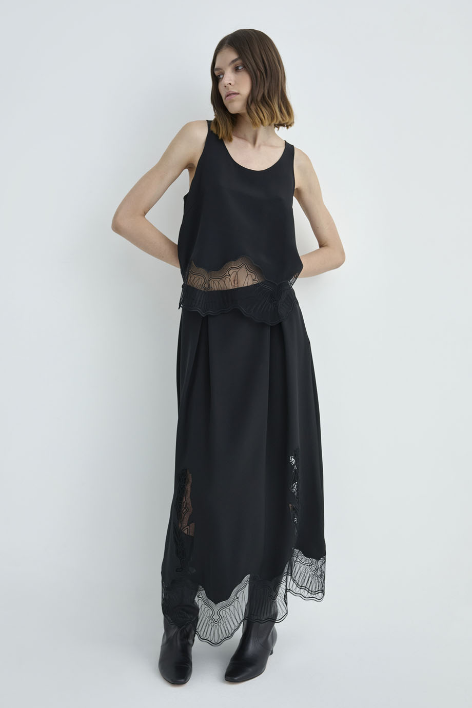 Блуза-топ на широких лямках с вышивкой